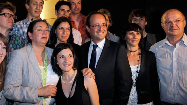 François Hollande à Tulle, entouré de membres du Conseil général de Corrèze, qu'il présidait depuis 2008. Le président élu a tourné vendredi une page de sa vie politique en venant saluer une dernière fois les Corréziens avant de devenir officiellement, ma