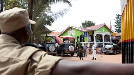 Deux bombes ont explosé dans un restaurant (photo) et un club de sport qui retransmettaient la finale de la Coupe du monde de football, à Kampala, en Ouganda, faisant 74 morts. /Photo prise le 12 juillet 2010/REUTERS/Benedicte Desrus