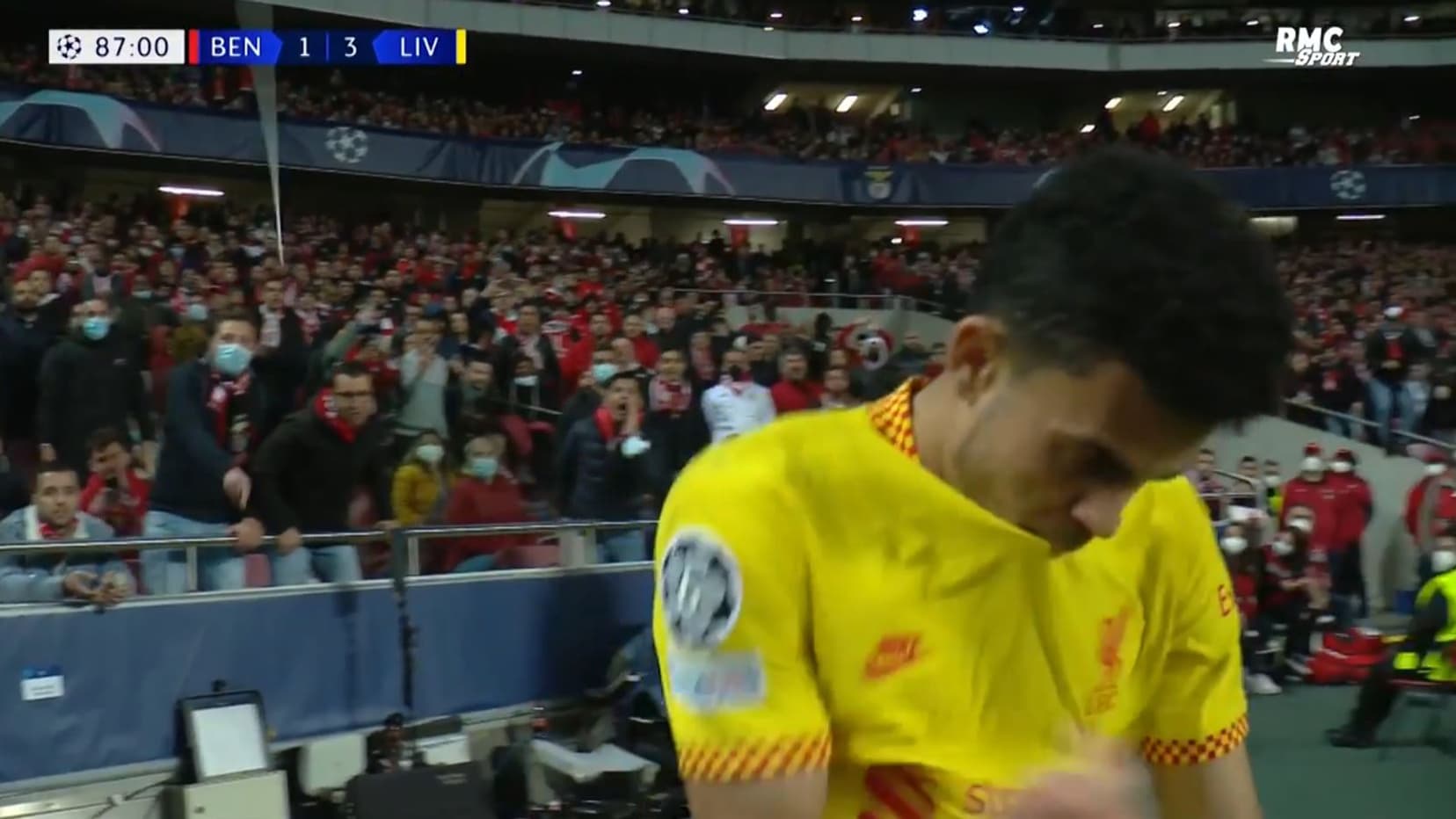 Un spectateur jette un manche de drapeau en plastique sur Luis Diaz Un spectateur jette un manche de drapeau en plastique sur Luis Diaz