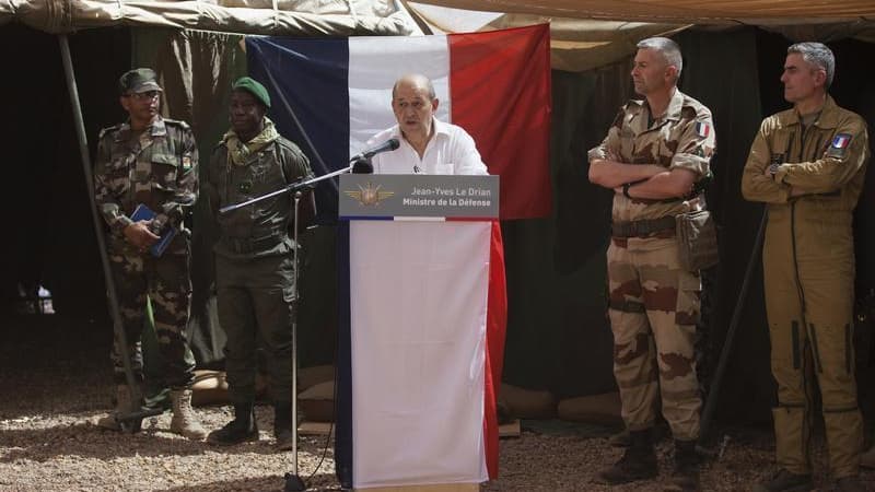 Jean-Yves Le Drian, ici à Gao, a confirmé vendredi qu'un djihadiste français avait été fait prisonnier ces derniers jours dans la vallée de l'Ametettai au Mali où les forces franco-tchadiennes mènent une offensive contre des groupes islamistes armés. /Pho