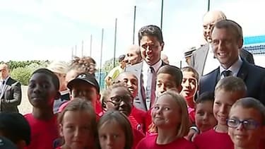 Emmanuel Macron lors de son déplacement sur une base de loisirs à Moisson, dans les Yvelines.