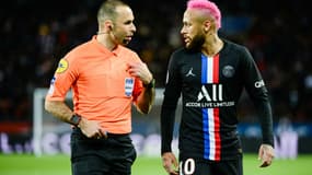 Neymar en pleine discussion avec un arbitre