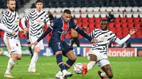 Kylian Mbappé face aux défenseurs de Manchester United