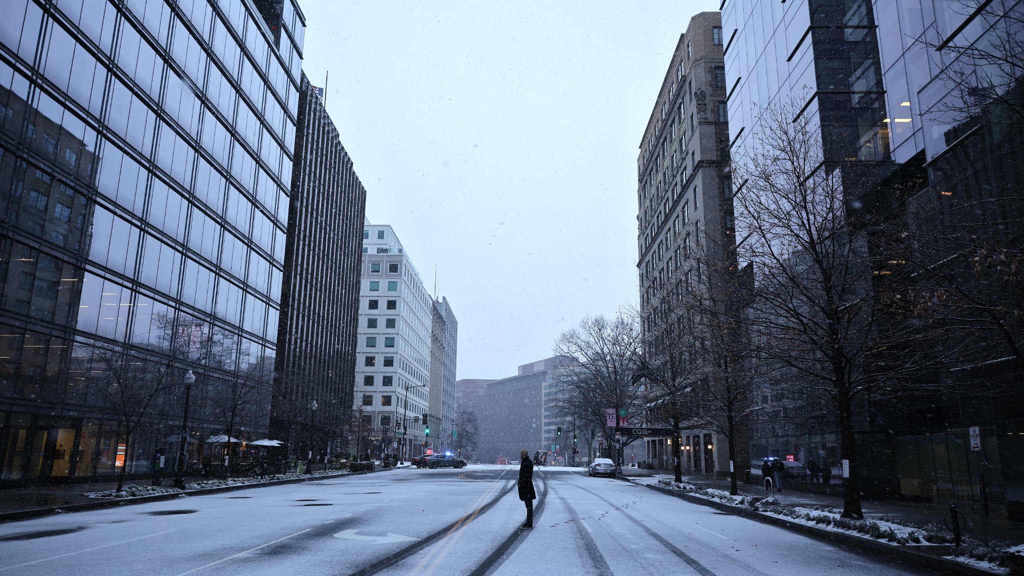 La neige recouvre une rue vide alors qu'une tempête hivernale frappe la capitale nationale la veille de l'investiture du président élu Donald Trump, le 19 janvier 2025 à Washington, DC. (Photo d'illustration)