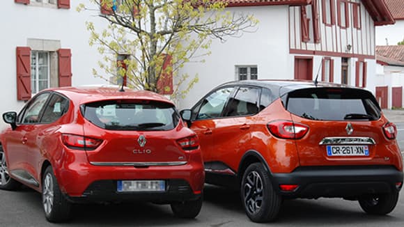 La Clio et le Captur partagent la même base technique mais à part un air de famille indéniable, les deux lignes sont très différentes. La Clio et le Captur partagent la même base technique mais à part un air de famille indéniable, les deux lignes sont très différentes.