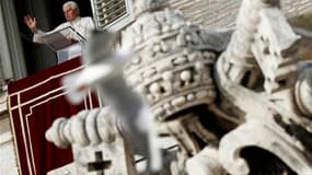 Le pape Benoît XVI a condamné dimanche les attentats menés contre des catholiques au Nigeria et aux Philippines à l'occasion des festivités de Noël. /Photo prise le 26 décembre 2010/REUTERS/Tony Gentile