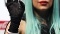 La chanteuse américaine Lady Gaga arbore au poignet un bracelet portant l'inscription "We pray for Japan". Une plainte en nom collectif a été déposée contre elle aux Etats-Unis à propos de la vente de ces bracelets en faveur des victimes du séisme du 11 m