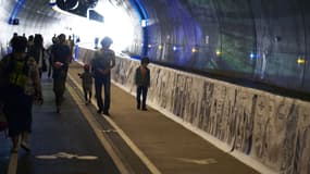 Des personnes marchant dans le tunnel de la Croix-Rousse (photo d'illustration)
