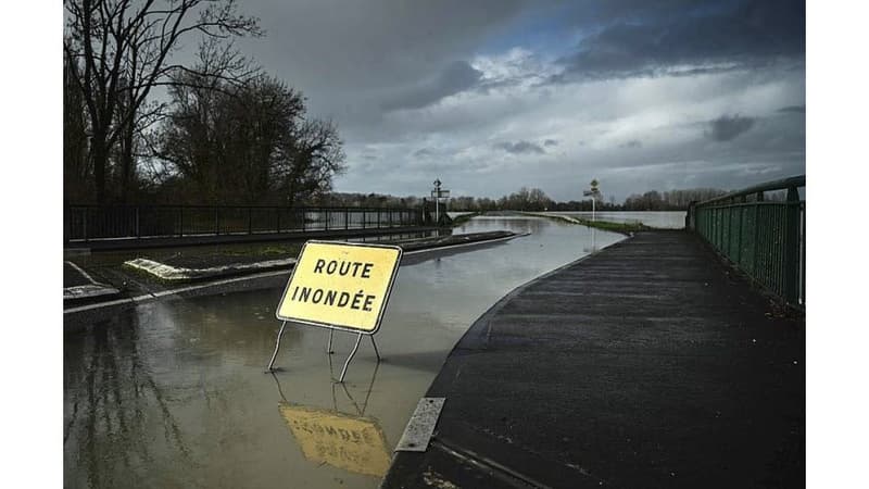 Un panneau alertant d'une crue - Image d'illustration
