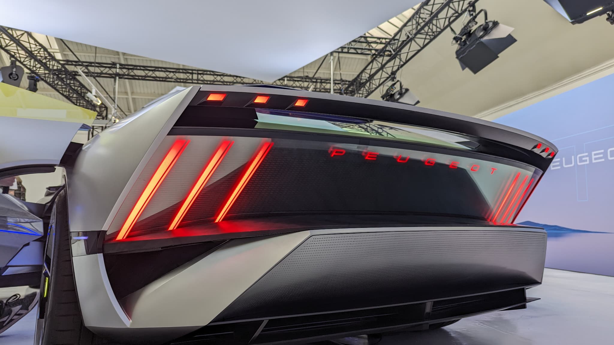 L'arrière impressionnant du concept Peugeot Inception. L'arrière impressionnant du concept Peugeot Inception.