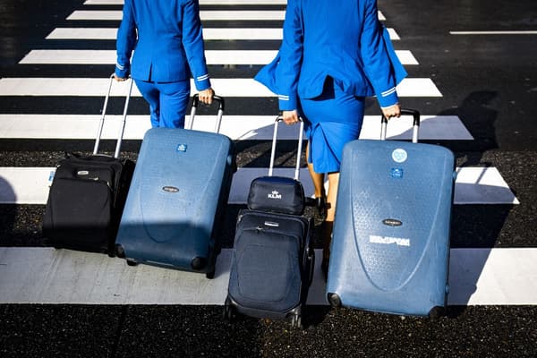 Deux hôtesses de l'air avec leurs bagages à l'aéroport (Photo d'illustration).