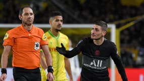 Marco Verratti parle avec l'arbitre M. Lesage lors de Nantes-PSG, le 19 février 2022