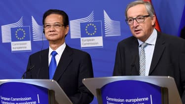 Fin 2015, le Premier ministre vietnamien Nguyen Tan Dung et le président de la Commission européenne Jean-Claude Juncker, marquent la conclusion des négociations de l'accord de libre-échange entre l'UE et le Vietnam