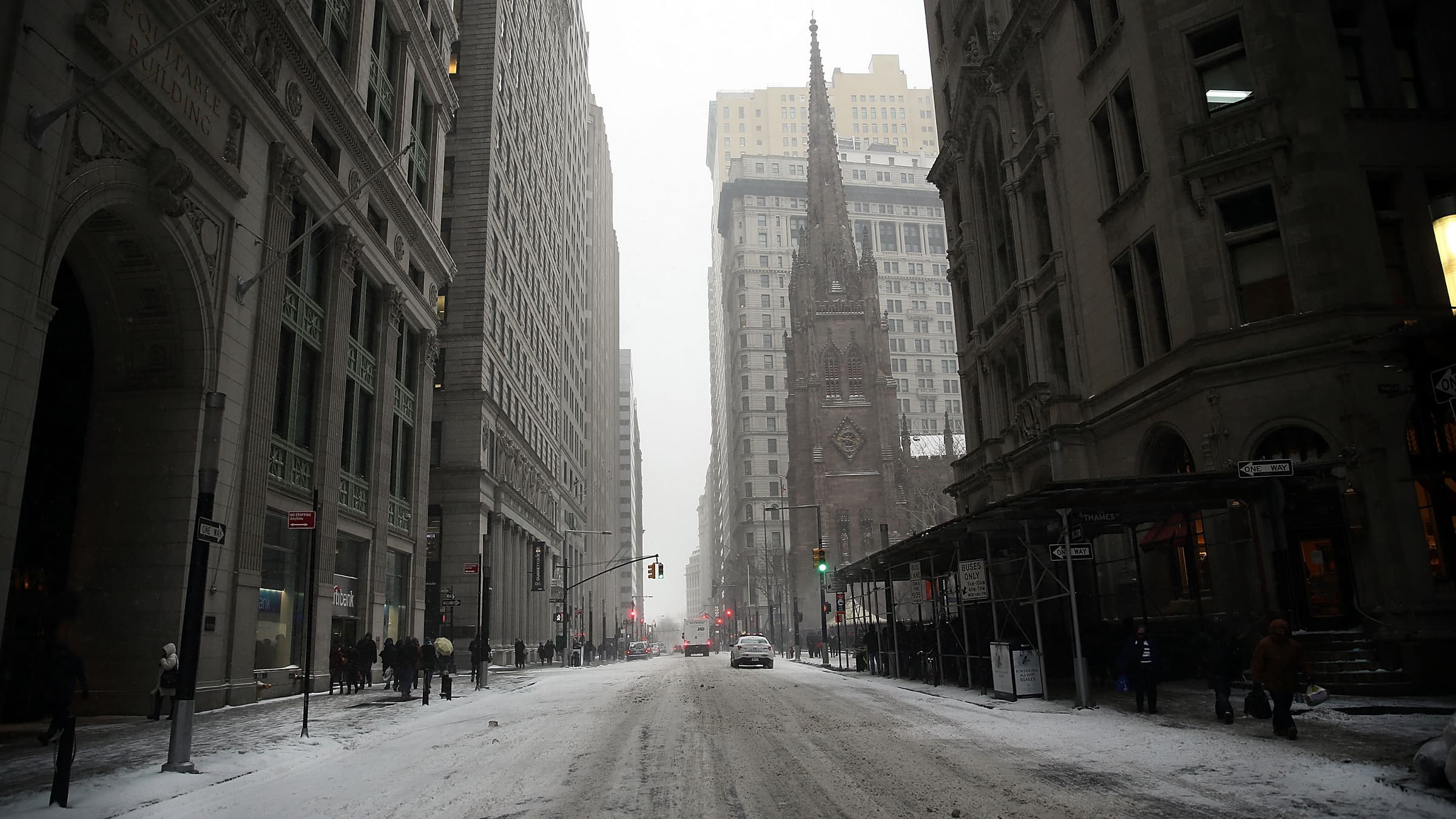 Plusieurs centimètres de neige sont déjà tombés lundi sur la ville.