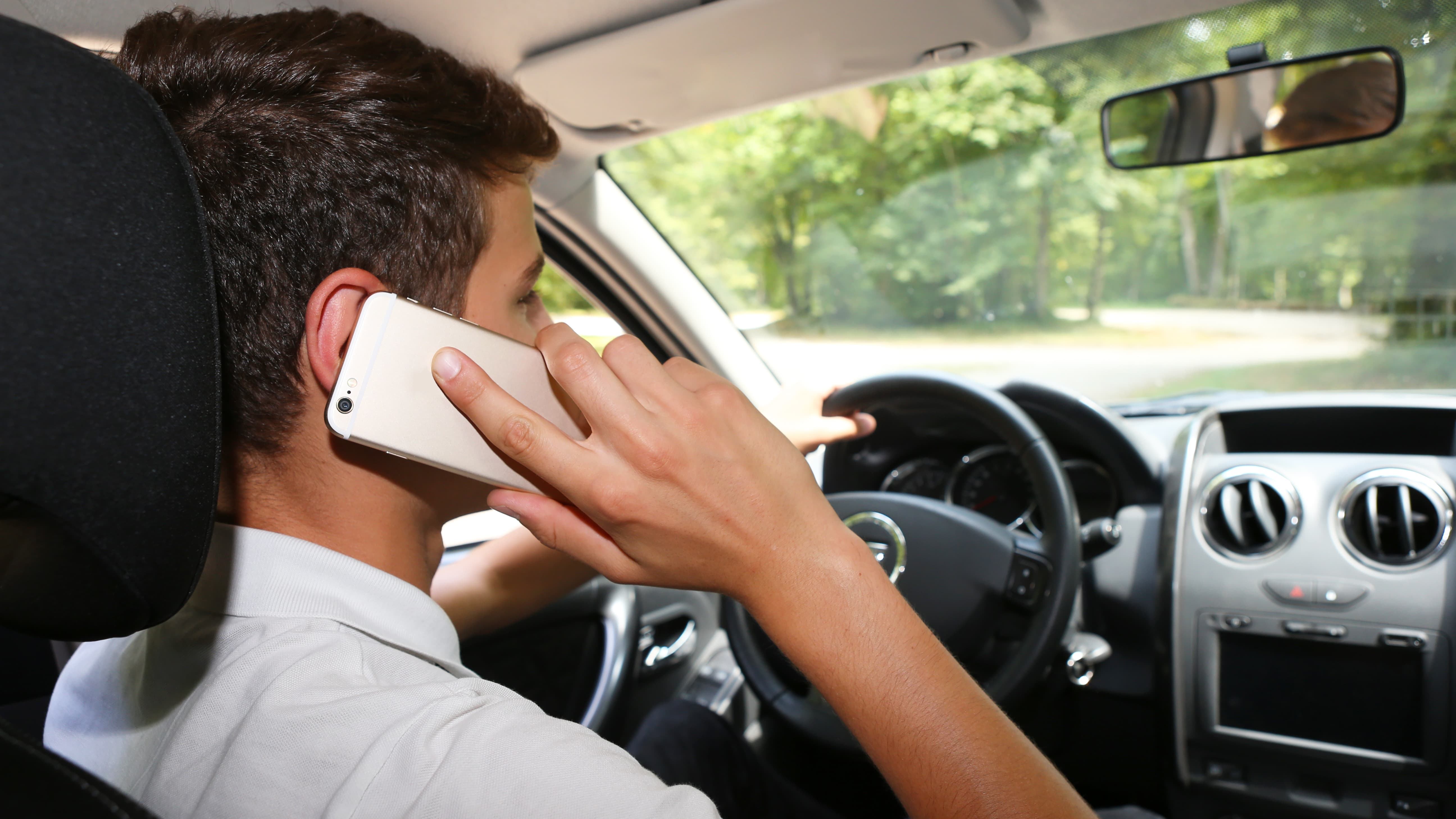 Les cinq solutions, légales, pour téléphoner en voiture