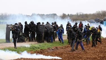 Affrontements entre des forces de l'ordre et des opposants à la construction de "bassines" de rétention d'eau, à Sainte-Soline dans les Deux-Sèvres, le 25 mars 2023
