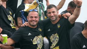 Romain Sazy célèbre le titre européen de La Rochelle avec Léo Aouf.