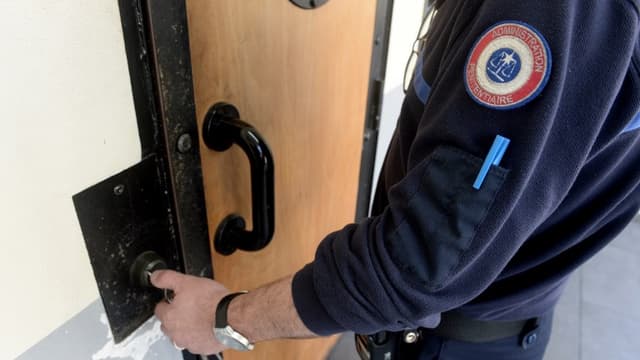 Un garde ouvre la porte d'une cellule de la prison de L'Hermitage à Brest en février 2017 (image d'illustration)
