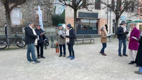 Des candidats à la mairie de Francheville (Rhône) tractant sur le marché de la commune.
