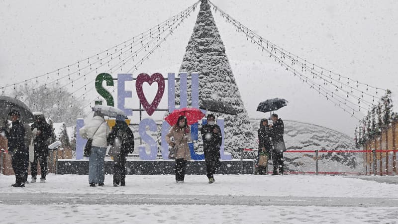 Des personnes marchent dans la neige le 30 décembre 2023 à Séoul 