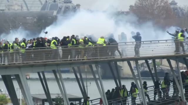 Des affrontements entre policiers et gilets jaunes à Paris