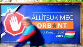 Sur une pancarte géante du gouvernement hongrois, qui disait "Stop Bruxelles! Consultation nationale 2017", Bruxelles a été remplacé par le nom du Premier ministre Orban au lieu du texte original, à Budapest le 14 avril 2017