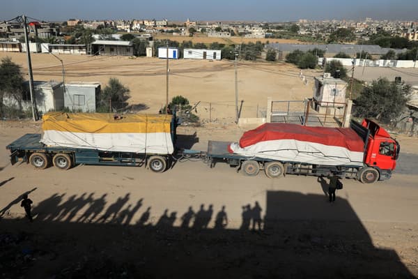 Ciężarówka przewożąca pomoc humanitarną wjeżdża do Strefy Gazy przez przejście Rafah z Egiptem, 24 listopada 2023 r. 