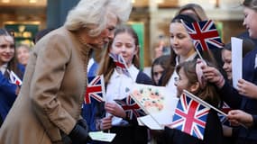 La reine Camilla, le 22 janvier 2024 à Swindon, recevant de la part d'enfants des cartes souhaitant un prompt rétablissement au roi. 