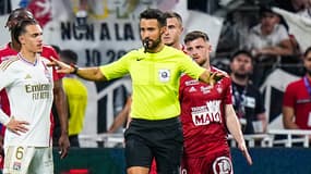 L'arbitre Mathieu Vernice pendant le match entre Lyon et Brest en Ligue 1, le 14 avril 2024