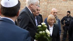 Le ministre de l'Intérieur allemand rend hommage aux victimes de l'attaque de Halle, en Allemagne.