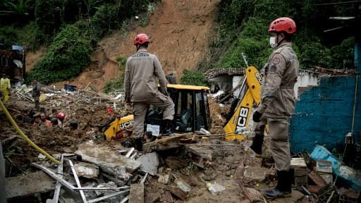 Des sauveteurs brésiliens à la recherche de blessés et de survivants, le 29 mai 2022 