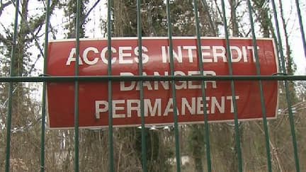 Panneau d'avertissement sur une gille qui entoure le site du Fort de Vaujours (93)