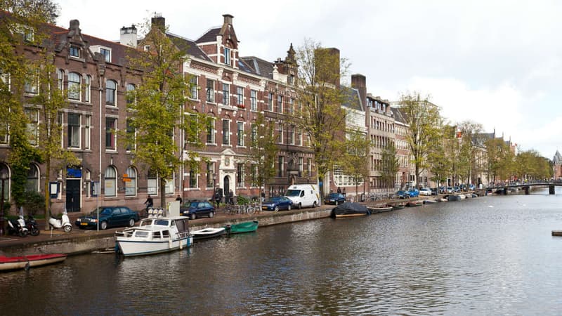 Le centre-ville d'Amsterdam: des canaux, des vélos et encore quelques voitures... mais pour combien de temps?