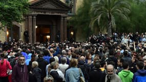 Des Barcelonais attendent à l'aube l'ouverture d'un bureau de vote installé dans une école, le 1er octobre. 