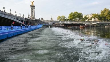Des concurrents nagent dans la Seine lors de l'épreuve test de triathlon des JO-2024, le 18 août 2023 à Paris