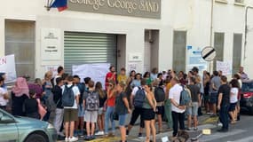 Des professeurs et parents d'élèves se sont mobilisés mercredi contre la fermeture du collège George Sand à Toulon en 2025.