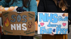 Des jeunes médecins se mobilisent à l'extérieur de l'hôpital pour enfant Great Ormond à Londres le 12 avril 2023.