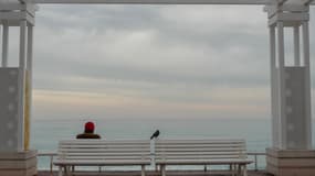 Un passant assis sur un banc de la Promenade des Anglais à Nice, le 25 février 2020.