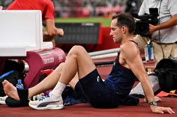 Renaud Lavillenie, poche de glace sur sa cheville droite, avant la finale du concours de saut à la perche aux Jeux de Tokyo, le 3 août 2021 