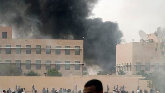 L'indignation suscitée par la vidéo islamophobe "L'innocence des musulmans" a essaimé vendredi dans le monde arabo-musulman, où de nombreuses ambassades américaines ont été prises pour cibles après la grande prière hebdomadaire, comme ici à Khartoum, au S