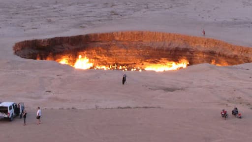 Les soviétiques ont mis le feu dans ce cratère après un incident de forage en 1971.