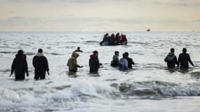 Des migrants candidats à la traversée de la Manche cherchent à rejoindre une embarcation le 26 avril 2024 à Loon-Plage, dans le Nord