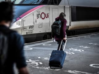 Une voyageuse tire sa valise dans le hall des départs de la gare de Lyon à Paris, le 18 décembre 2020. (Illustration)
