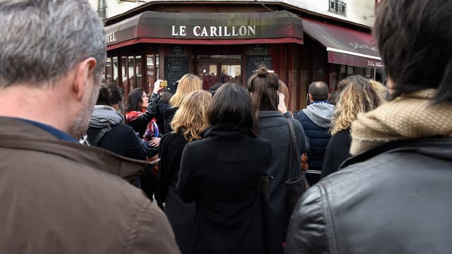 Pendant des semaines, la foule est venue se recueillir devant le Carillon et le Petit Cambodge.
