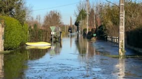 Plus d'une semaine après les nouvelles crues dans le Pas-de-Calais, des habitants de La Calotterie ont toujours les pieds dans l'eau