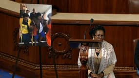 Sheila Jackson Lee agenouillée à la Chambre des représentants, le 25 septembre 2017. 