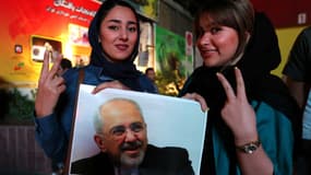 Dans les rues de Téhéran, deux jeunes Iraniennes arboraient mardi soir le portrait du ministre des Affaires étrangères et dirigeant de la délégation iranienne à Vienne, Mohammad Javad Zarif