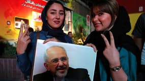 Dans les rues de Téhéran, deux jeunes Iraniennes arboraient mardi soir le portrait du ministre des Affaires étrangères et dirigeant de la délégation iranienne à Vienne, Mohammad Javad Zarif