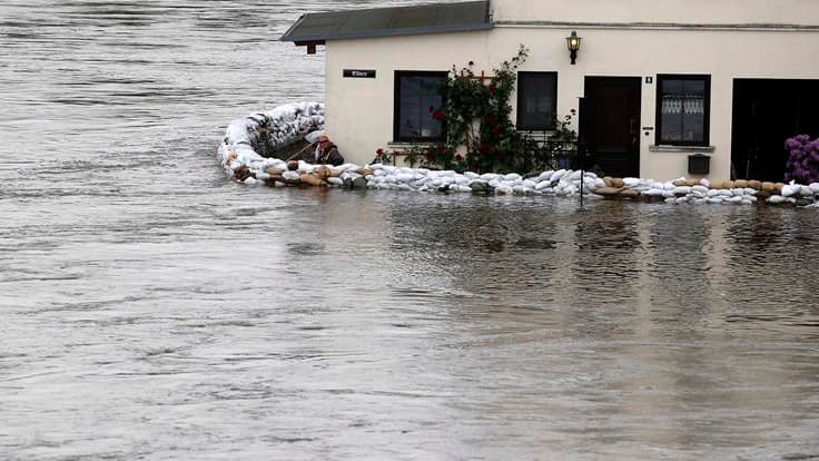 Sacs de sable pour faire face à la crue de l'Elbe, à Schönebeck, au sud de Magdebourg, en Allemagne. Des milliers de personnes ont dû quitter leurs maisons dimanche dans la partie orientale de l'Allemagne après la rupture d'un barrage au confluent de l'El