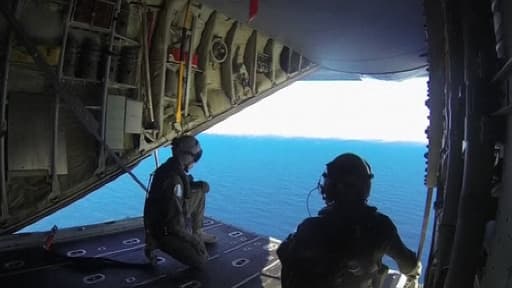Membres d'une équipe de recherche du vol MH370 dans l'océan Indien.